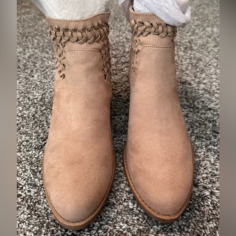 Quipid Braided Western Bootie Warm Taupe Suede Sochi size 7 Brand new